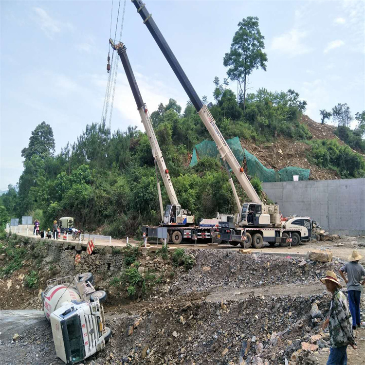淄博淄川汽车掉沟里叫吊车救援要多少钱